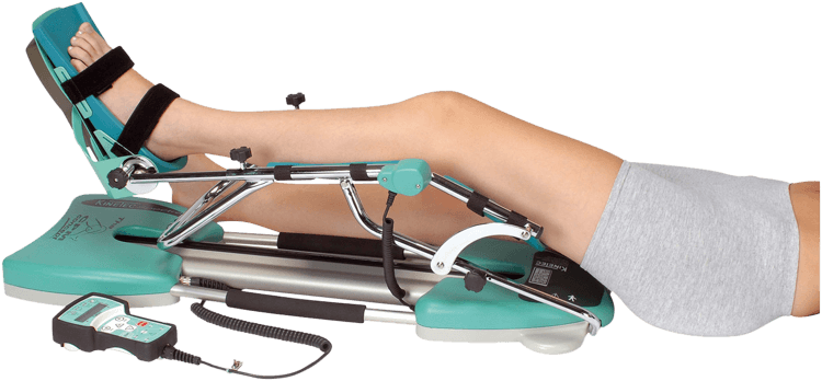 Osoba rehabilitujúca koleno pomocou motodlahy v domácom prostredí